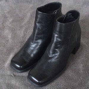 While Mountain “Darla” Black Ankle Boots Size 7